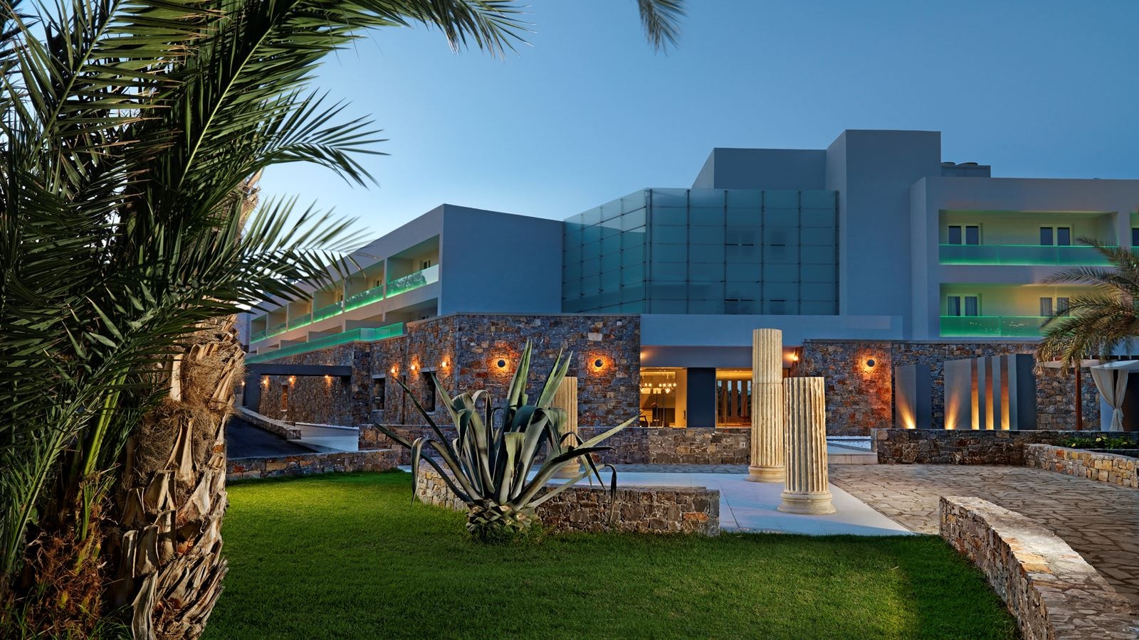 rooms-luxury-family-1-bedroom-suite