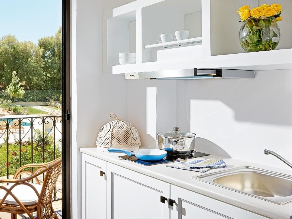 rooms-deluxe-guest-room-pool-view-or-garden-view