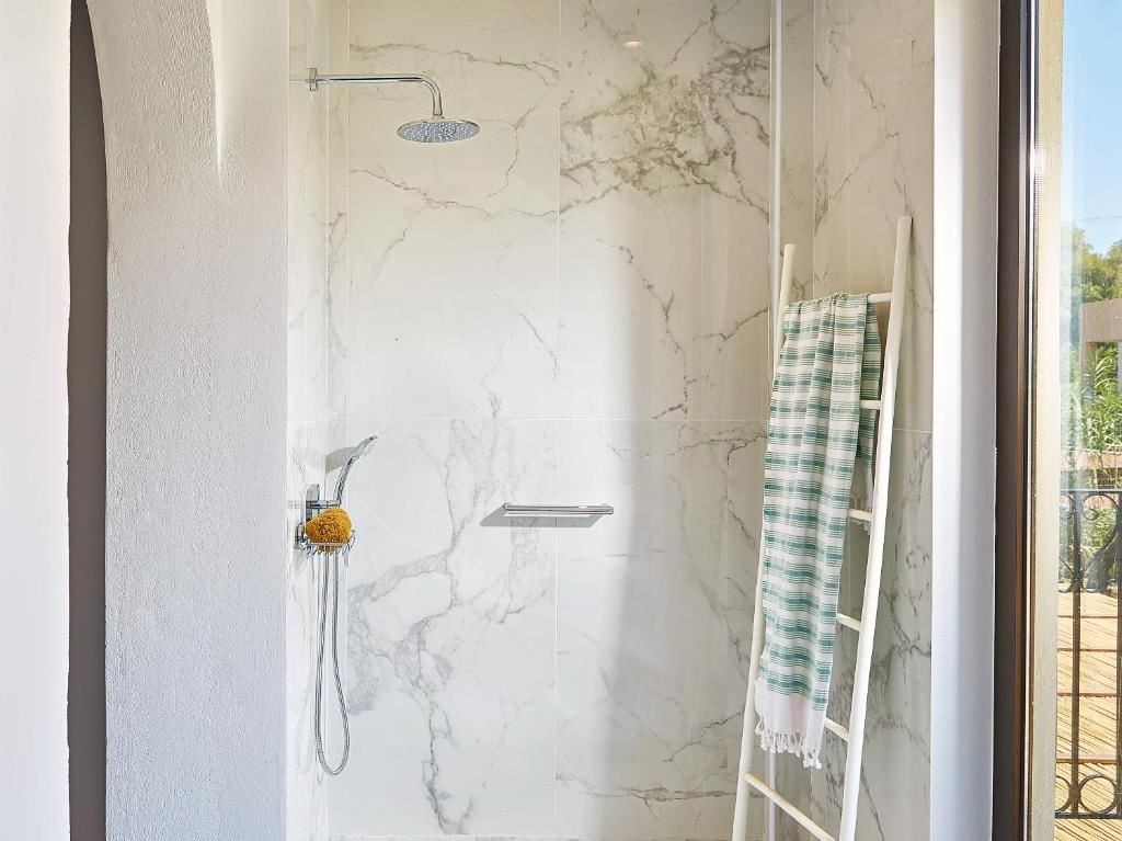 rooms-deluxe-guest-room-pool-view-or-garden-view