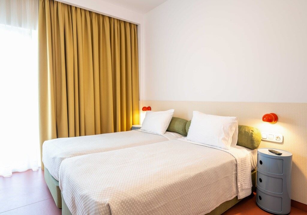 rooms-king-double-pool-view