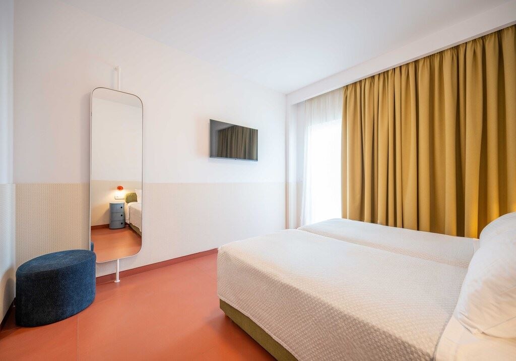 rooms-king-double-pool-view