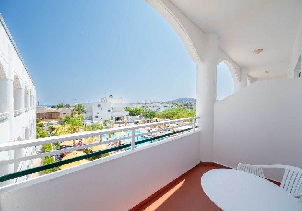 rooms-queen-double-pool-view