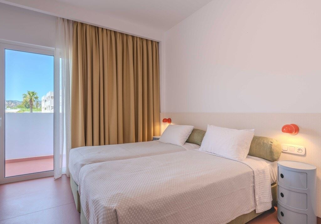 rooms-queen-double-pool-view