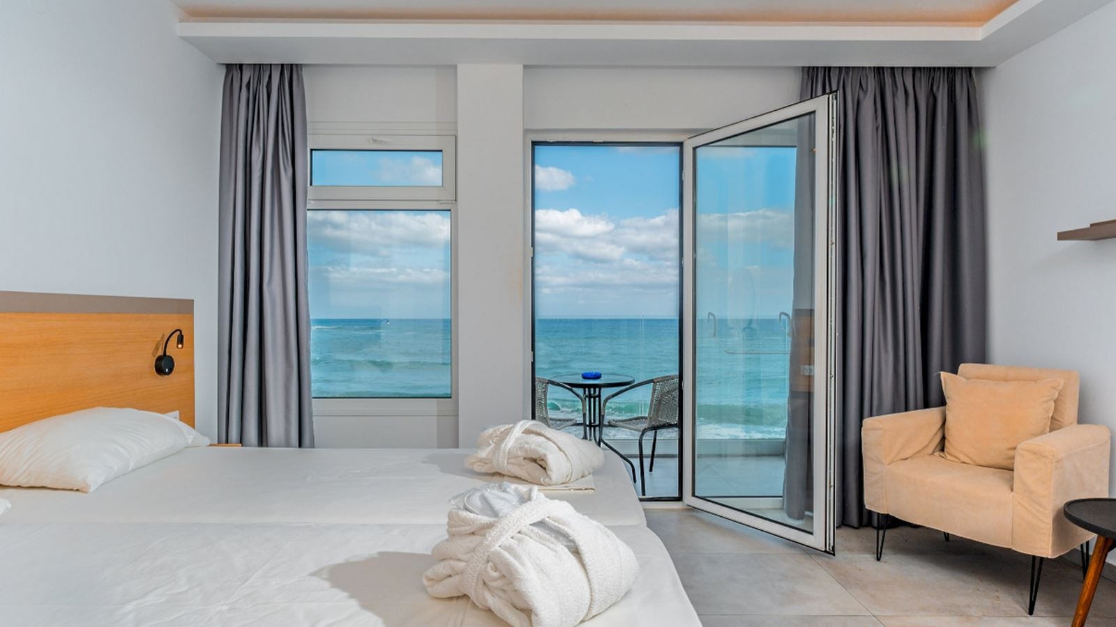 rooms-junior-suite-front-seaview-balcony