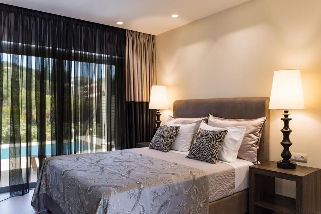 rooms-suite-private-heated-pool