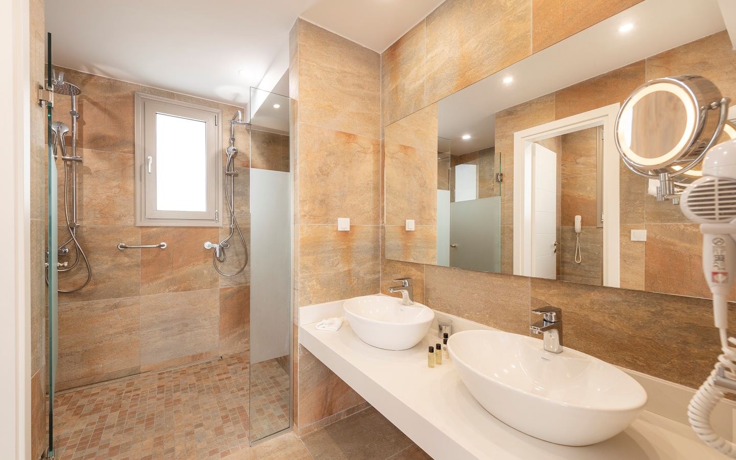 rooms-junior-jacuzzi-suite-sea-view