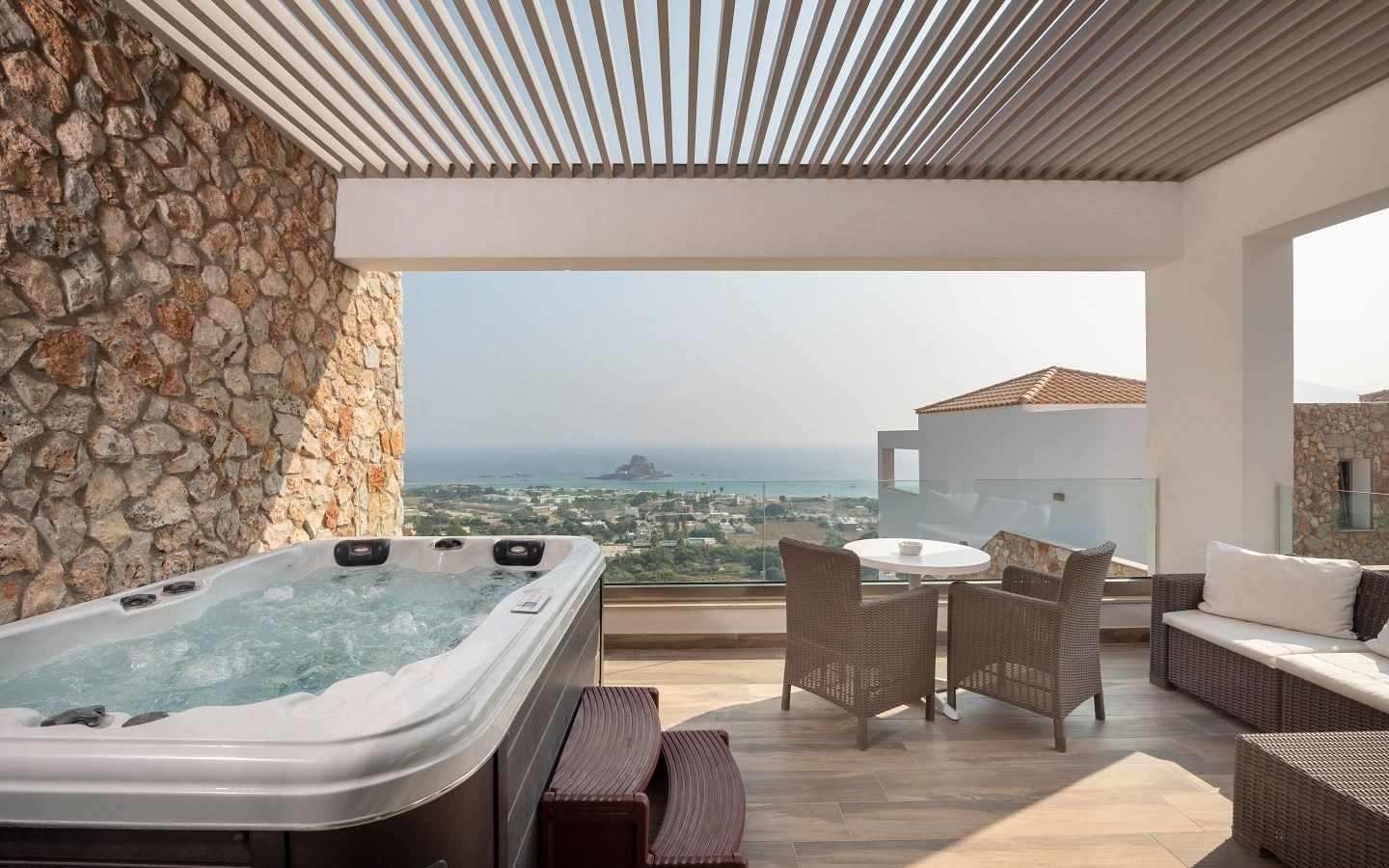 rooms-junior-jacuzzi-suite-sea-view