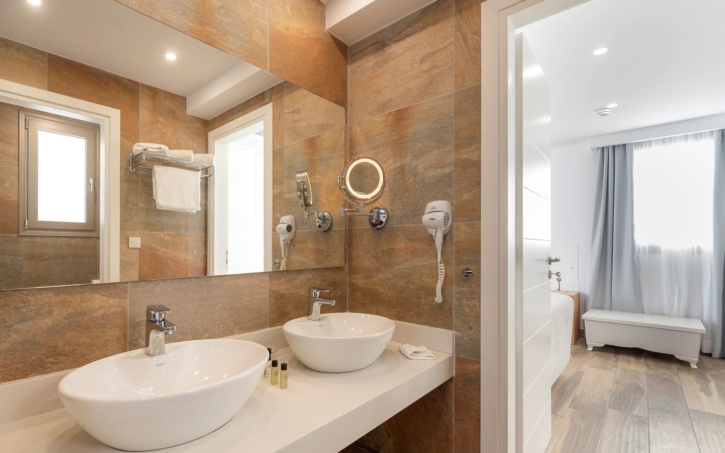 rooms-pool-experience-junior-suite-sea-view