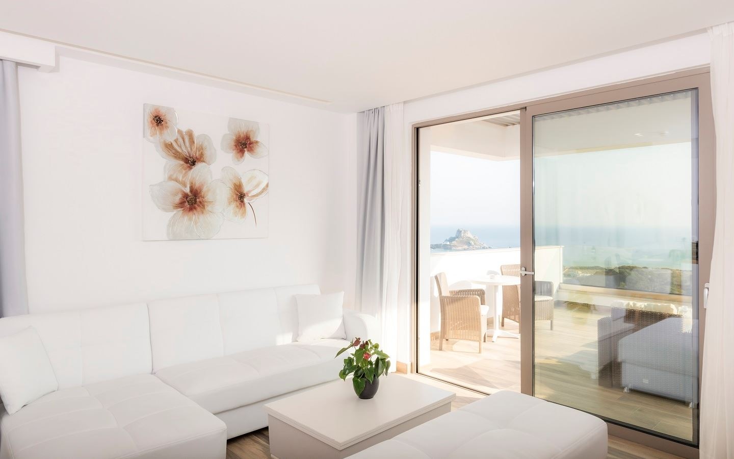 rooms-superior-suite-sea-view-private-outdoor-jacuzzi