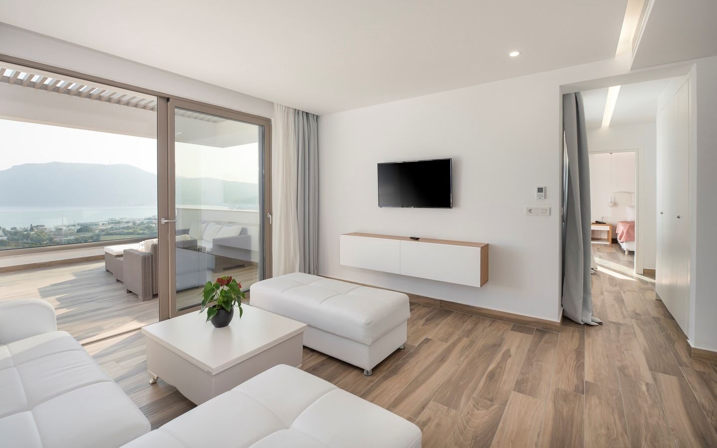 rooms-superior-suite-sea-view-private-outdoor-jacuzzi