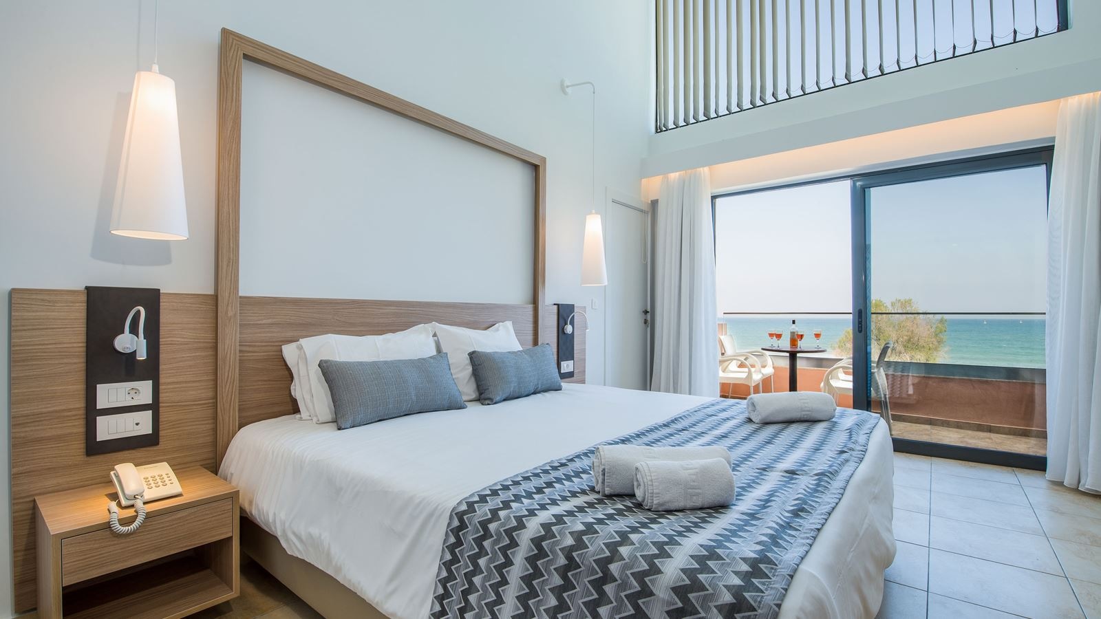 rooms-maisonette-sideseaview-for-24-persons