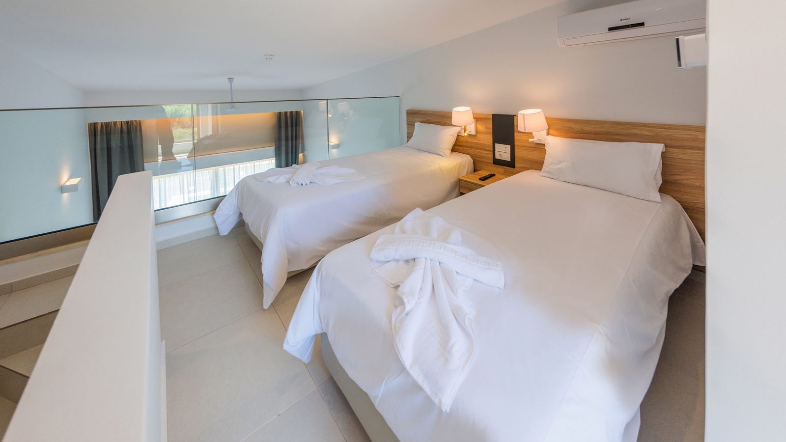 rooms-maisonette-sideseaview-for-25-persons