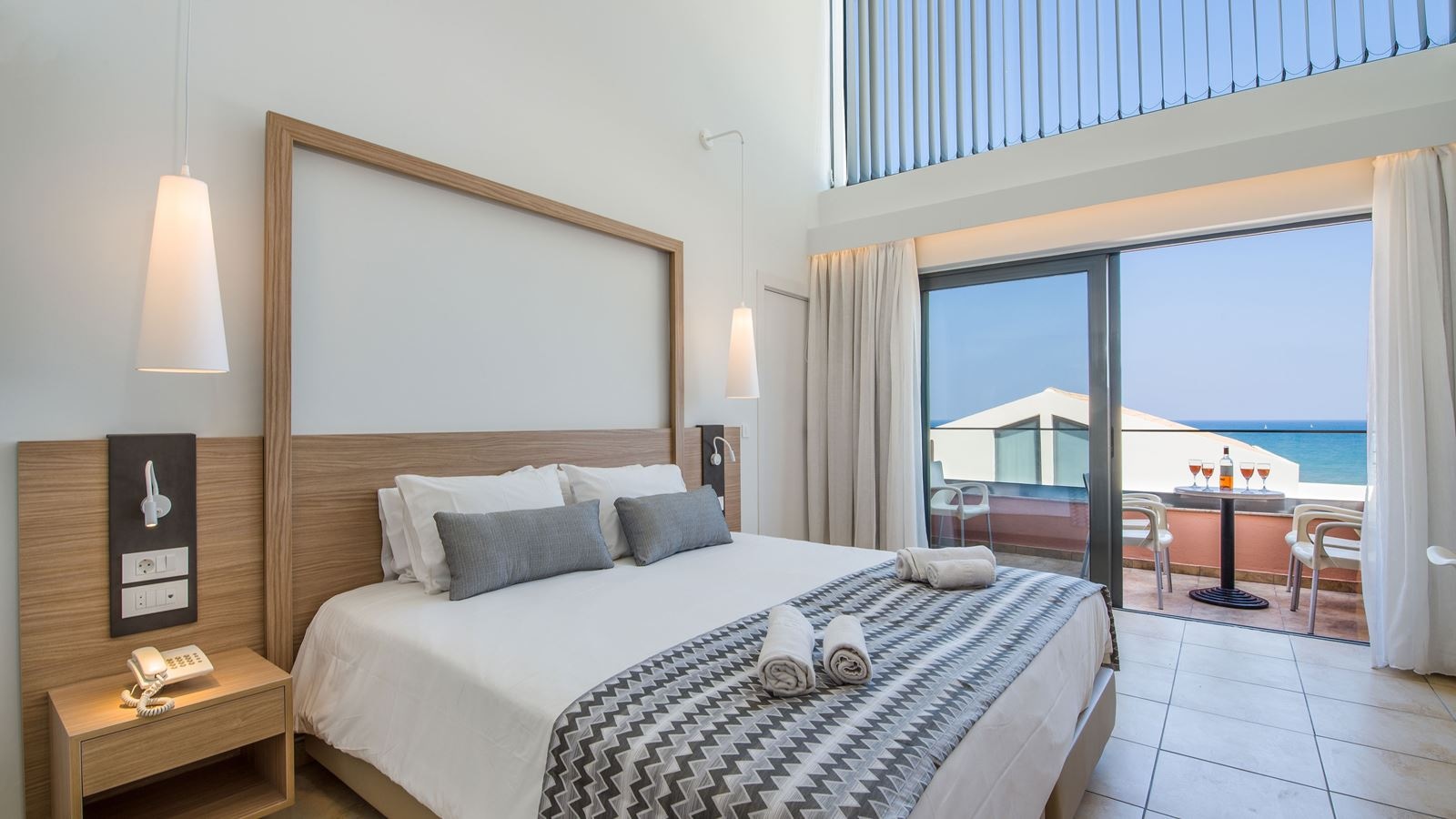 rooms-maisonette-sideseaview-for-25-persons