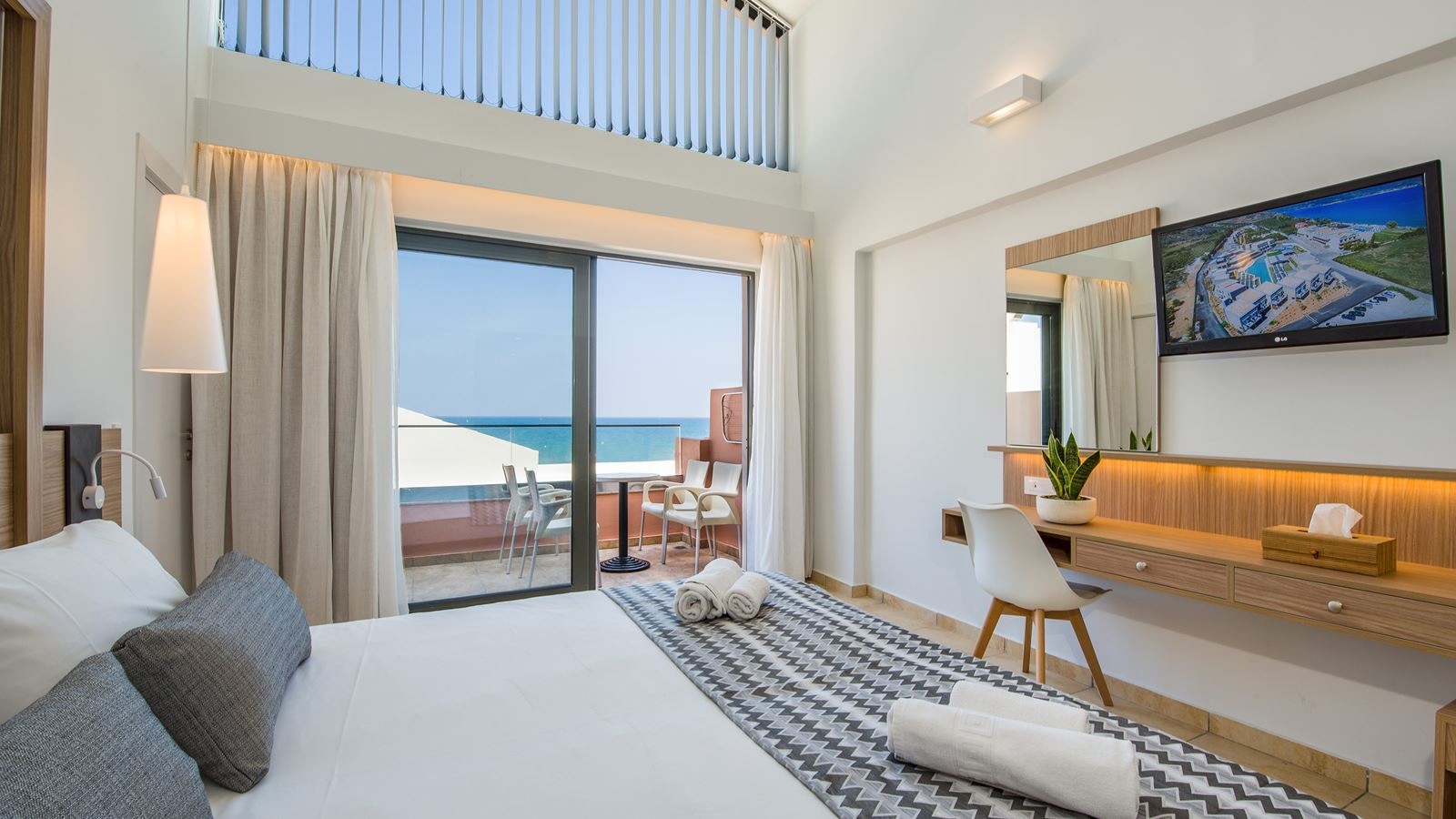 rooms-maisonette-sideseaview-for-25-persons