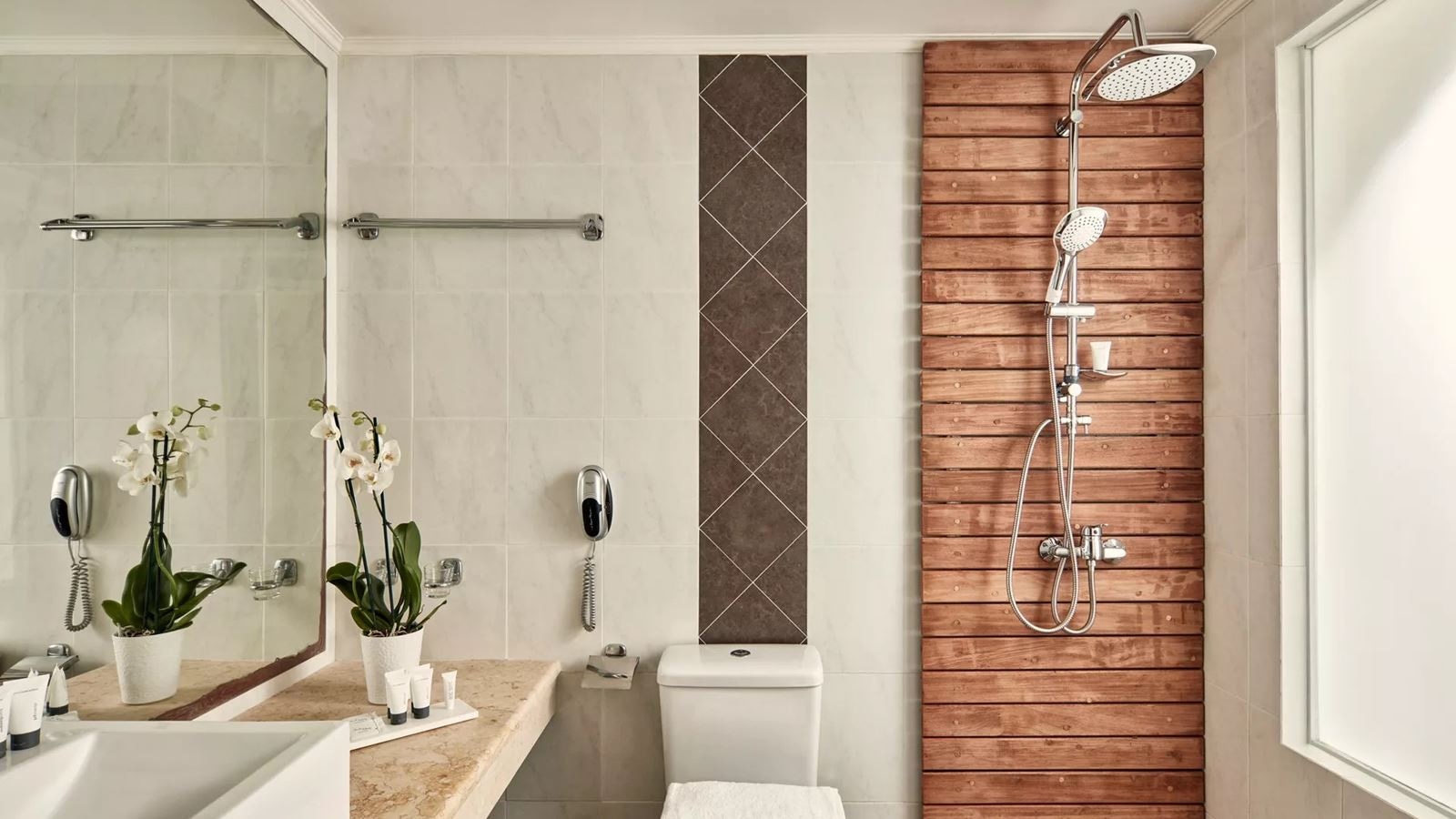 rooms-singleuse-gardenview-balcony