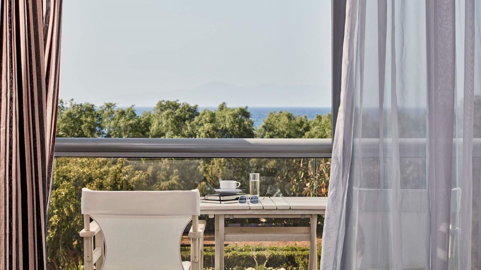 rooms-singleuse-poolsea-view-balcony