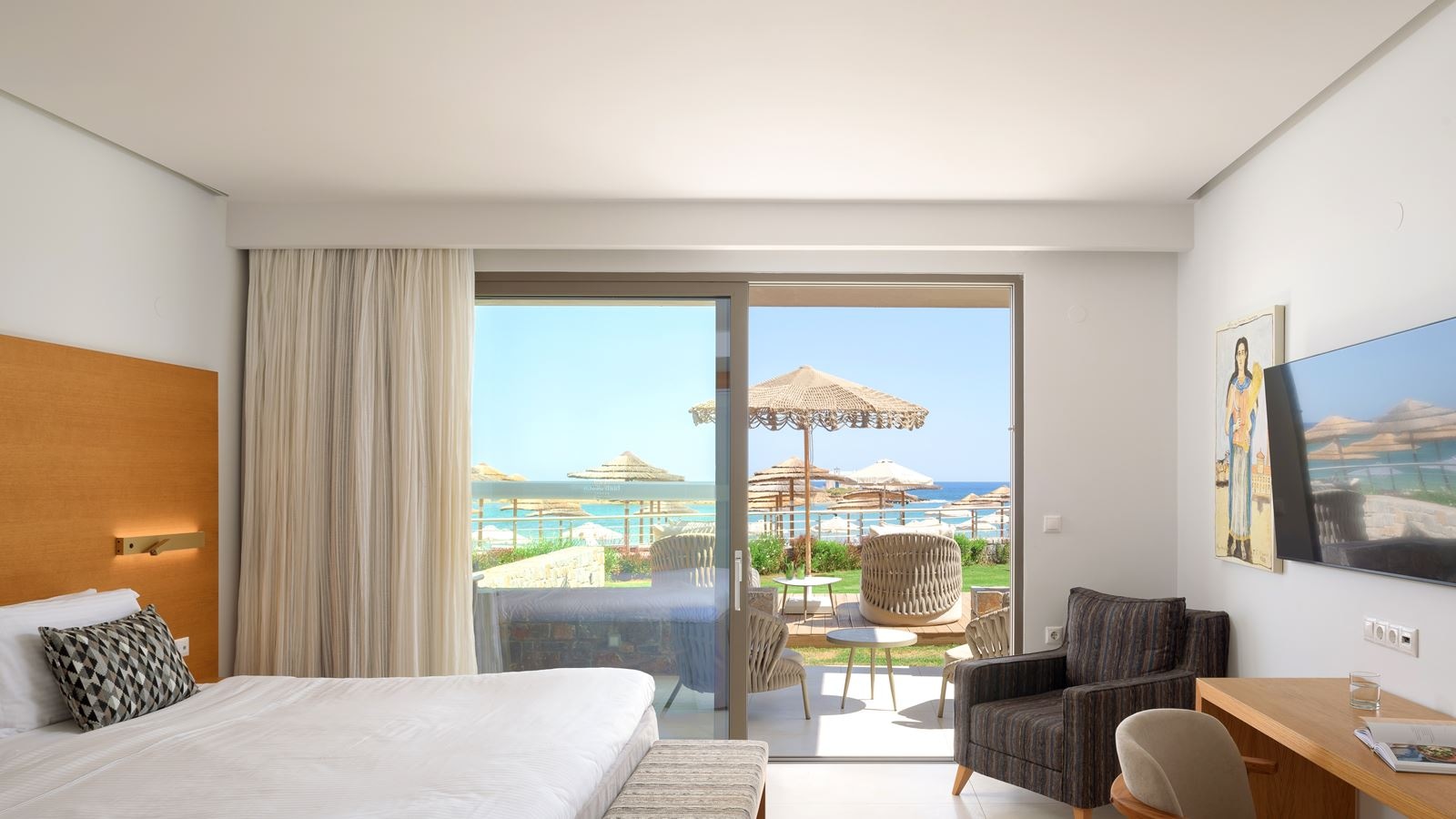 rooms-white-pearl-beachfront-suite-front-sea-view
