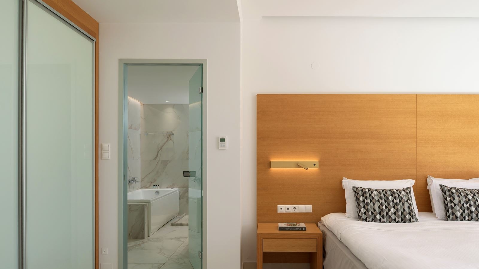 rooms-white-pearl-beachfront-suite-front-sea-view