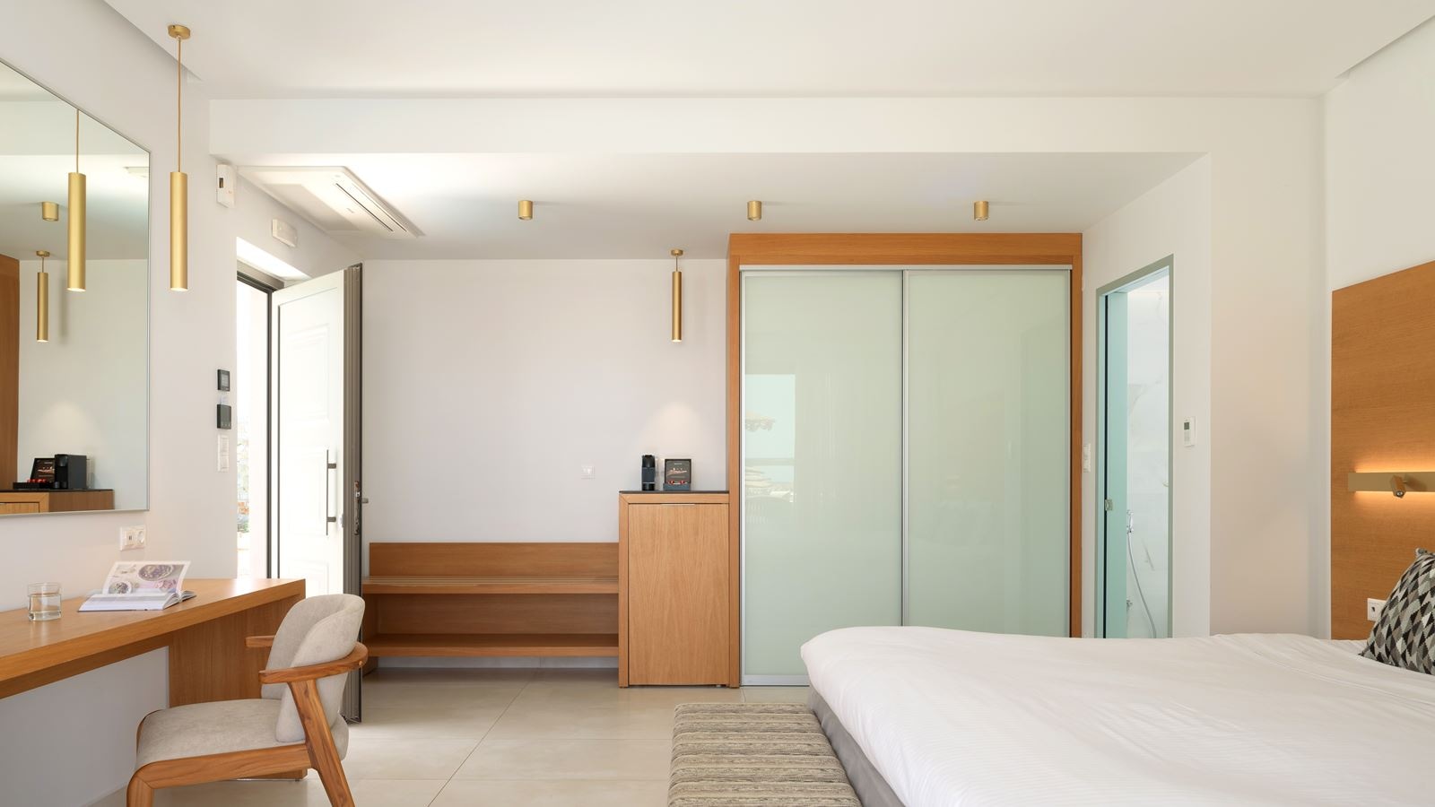 rooms-white-pearl-beachfront-suite-front-sea-view