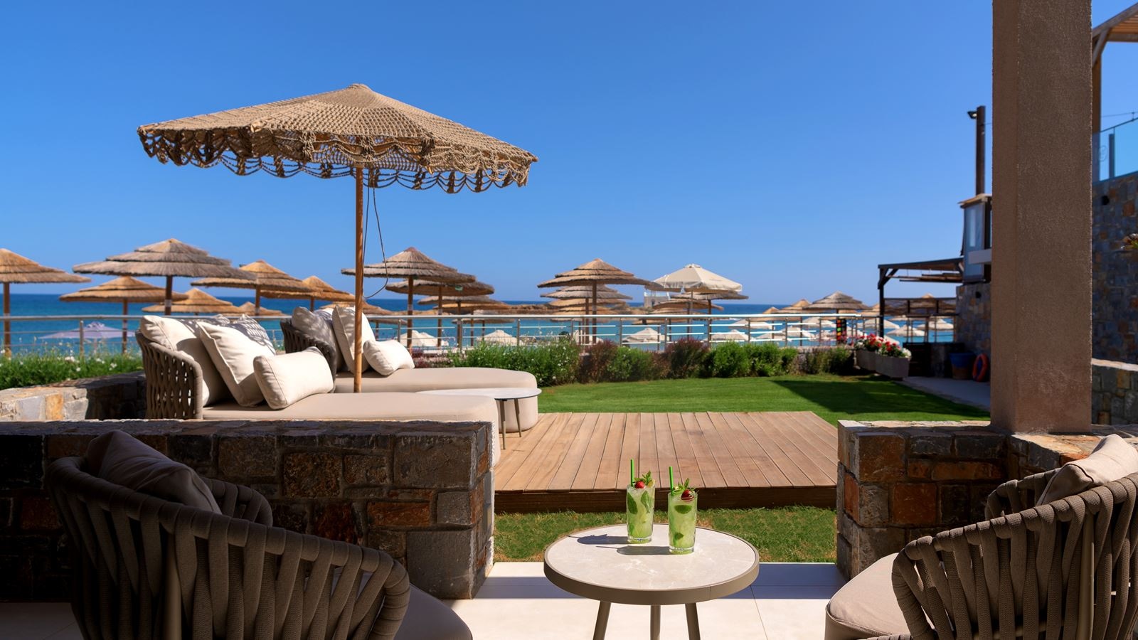 rooms-white-pearl-beachfront-suite-front-sea-view