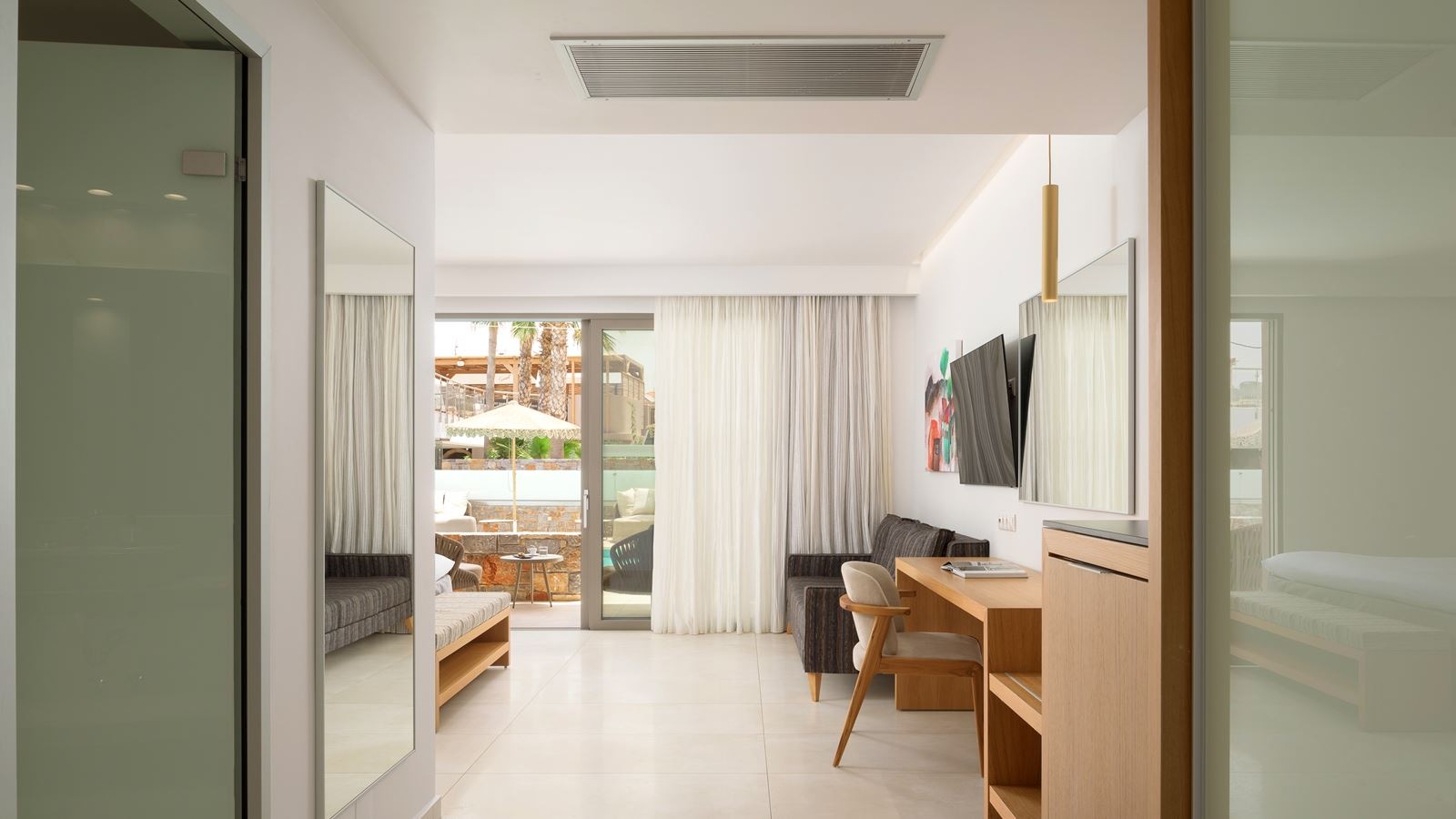 rooms-white-deluxe-suite-swimup