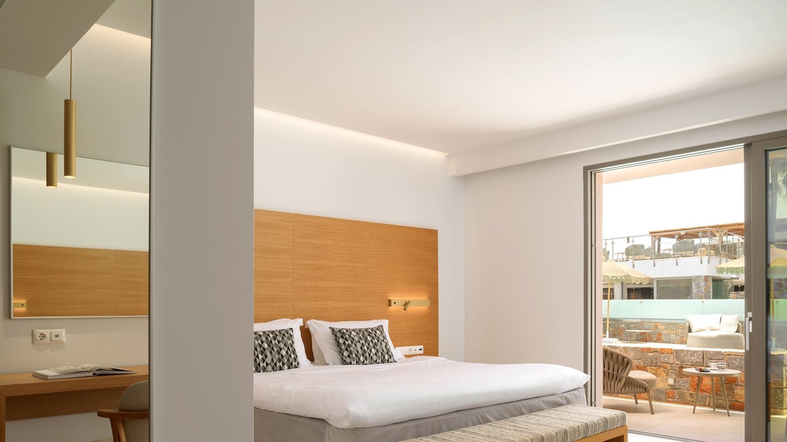 rooms-white-deluxe-suite-swimup