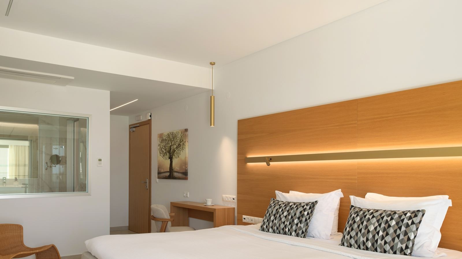 rooms-white-deluxe-suite-sea-view