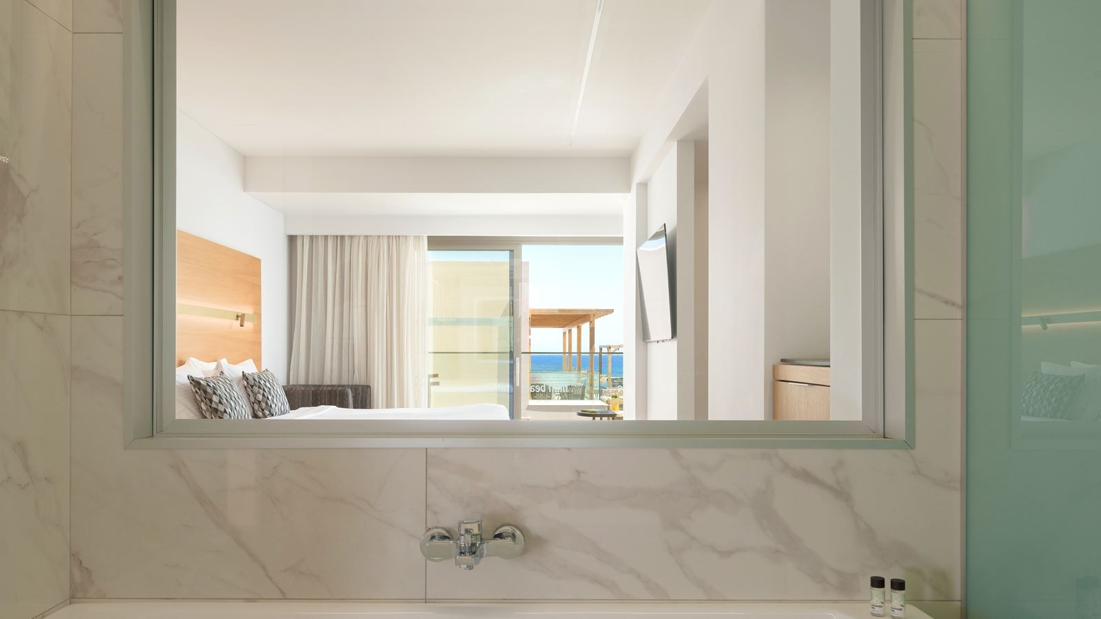 rooms-white-deluxe-suite-sea-view