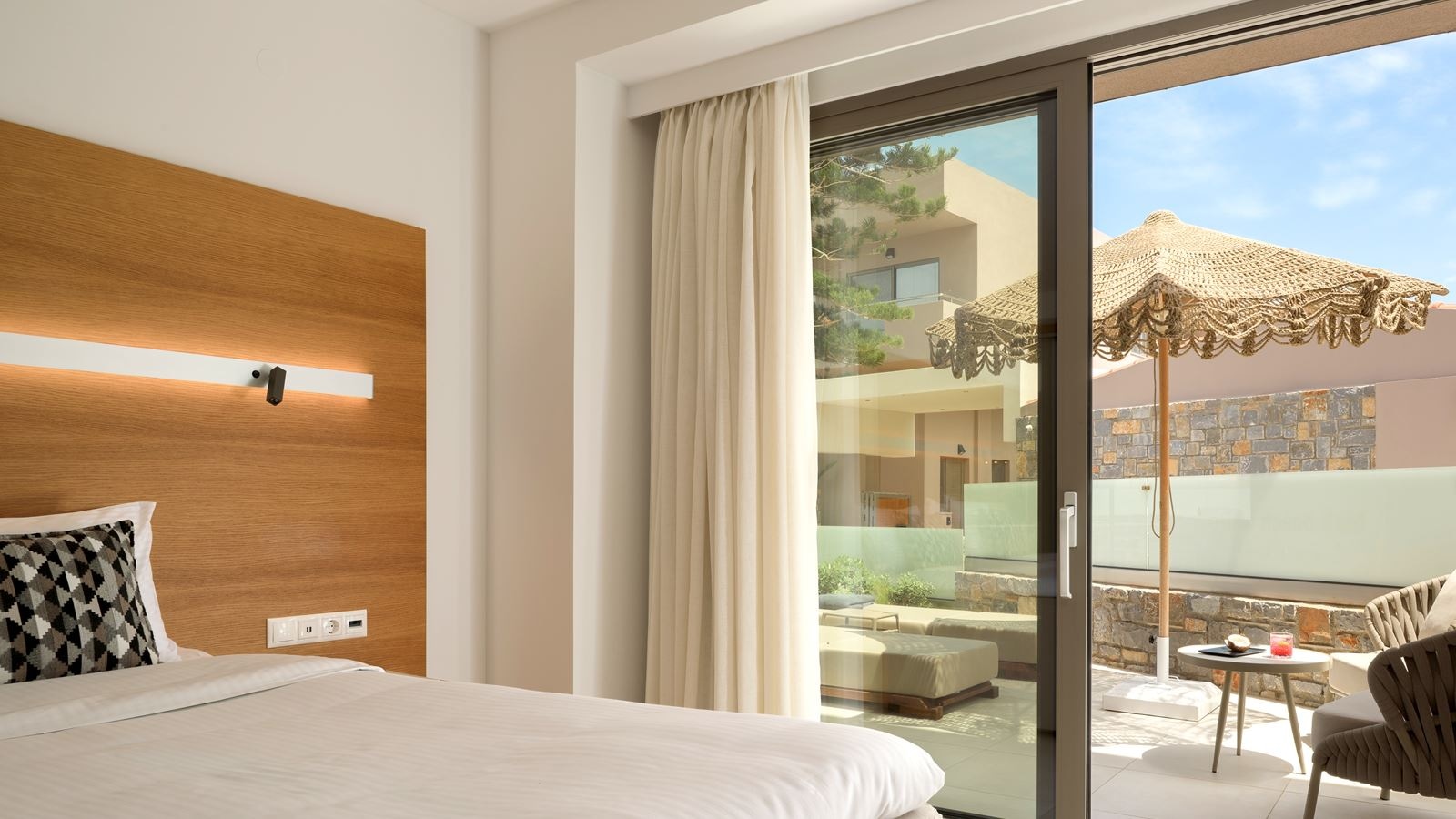 rooms-white-superior-double-private-pool