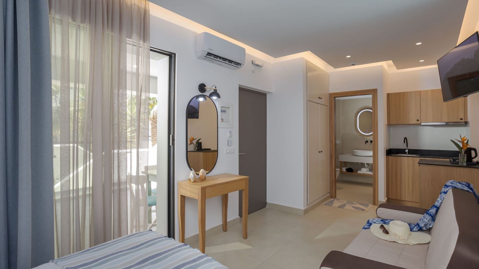 rooms-triple-superior-studio-balcony-or-terrace