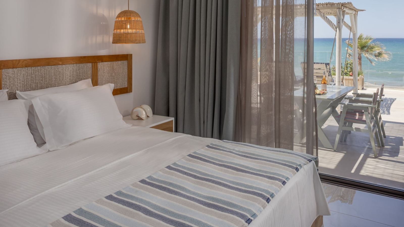 rooms-luxury-grand-suit-sea-view-terrace