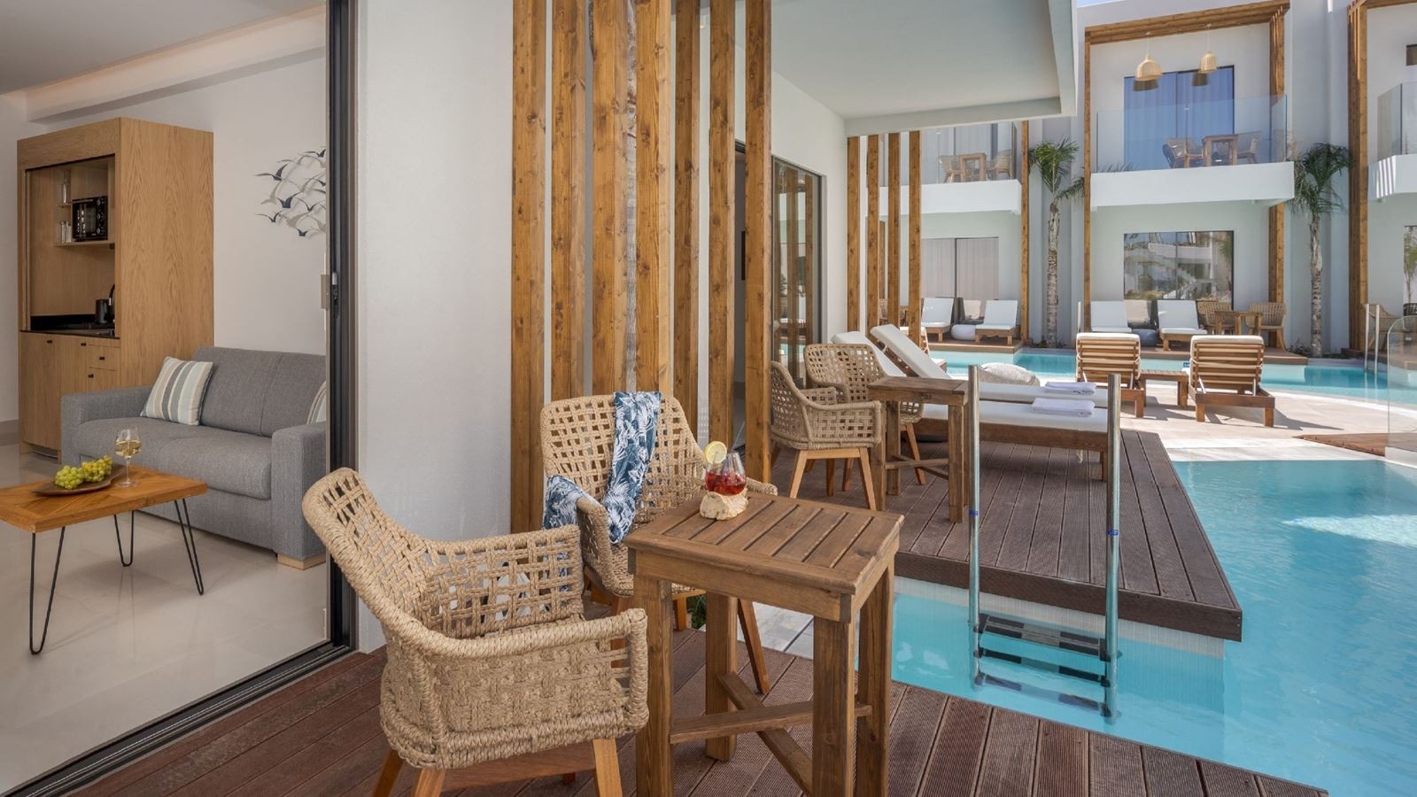 rooms-deluxe-swim-up-suite-terrace