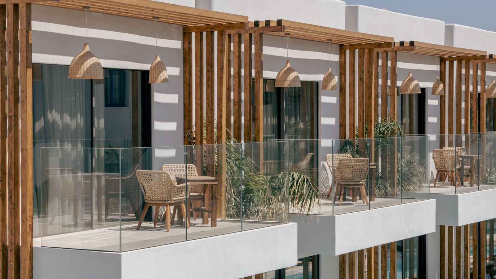 rooms-deluxe-sea-view-suite-balcony