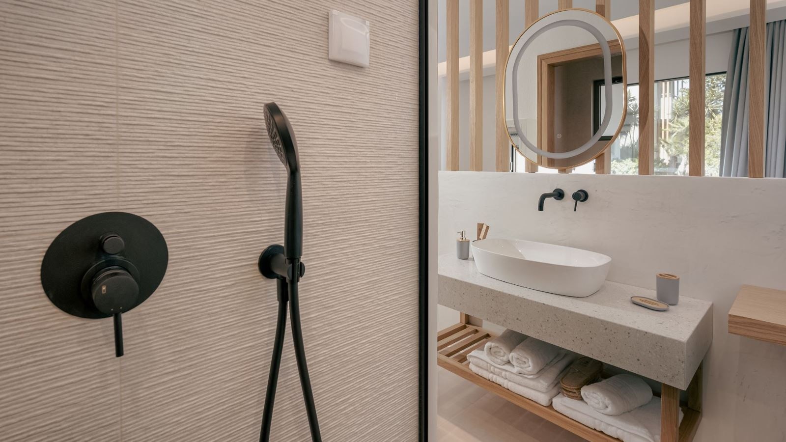 rooms-deluxe-sea-view-suite-balcony