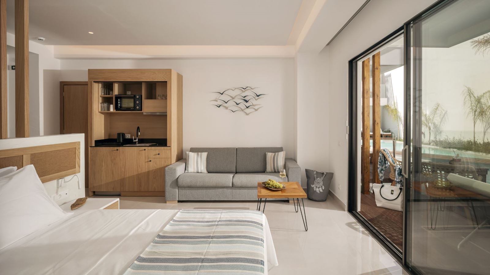 rooms-deluxe-sea-view-suite-balcony