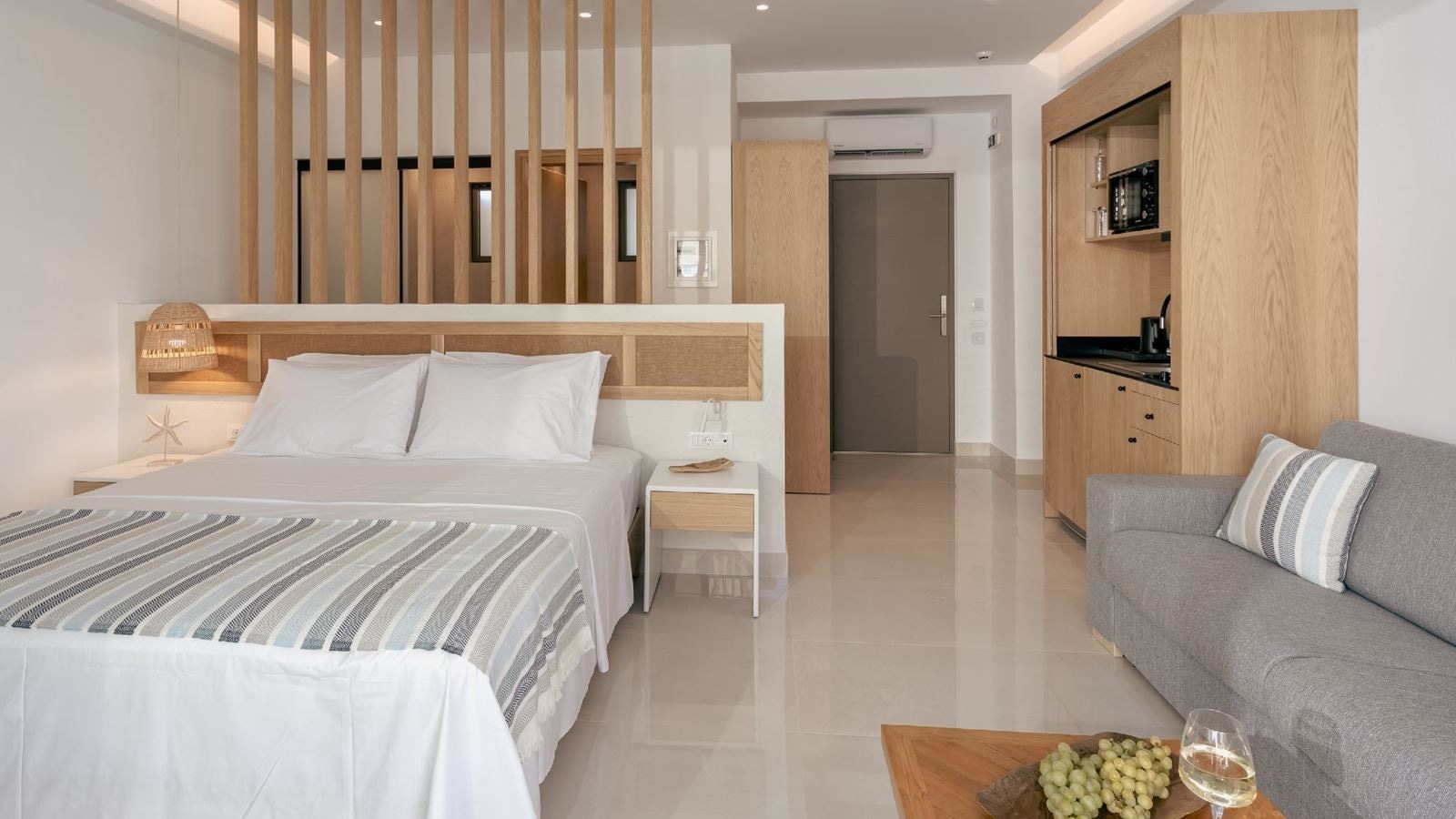 rooms-deluxe-sea-view-suite-balcony