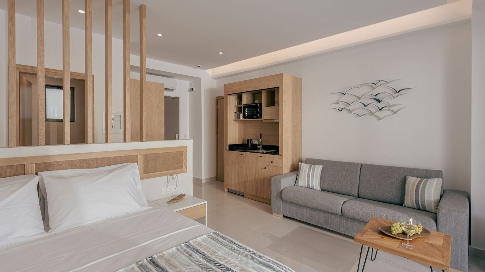 rooms-deluxe-sea-view-suite-balcony