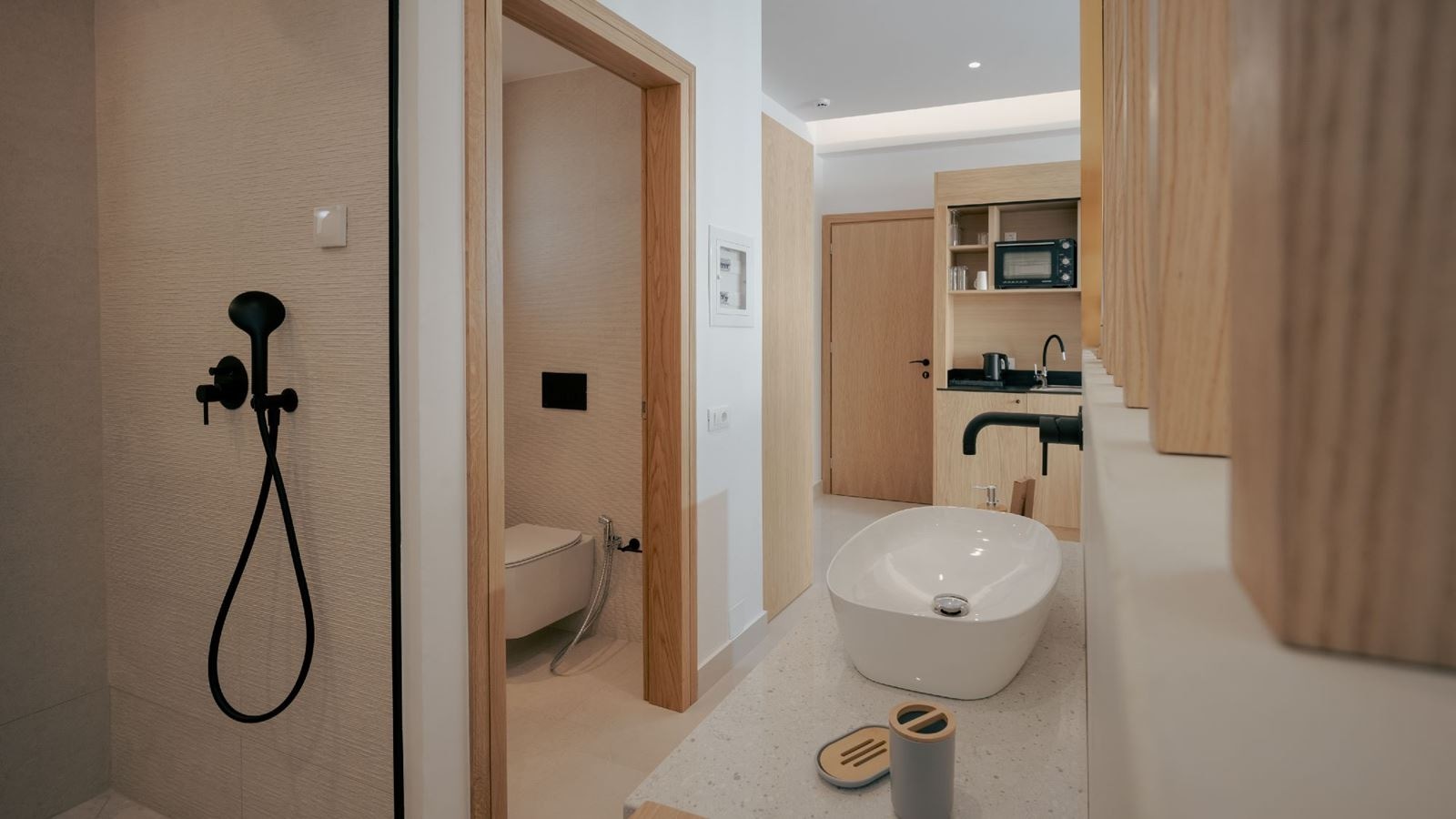 rooms-deluxe-sea-view-suite-balcony