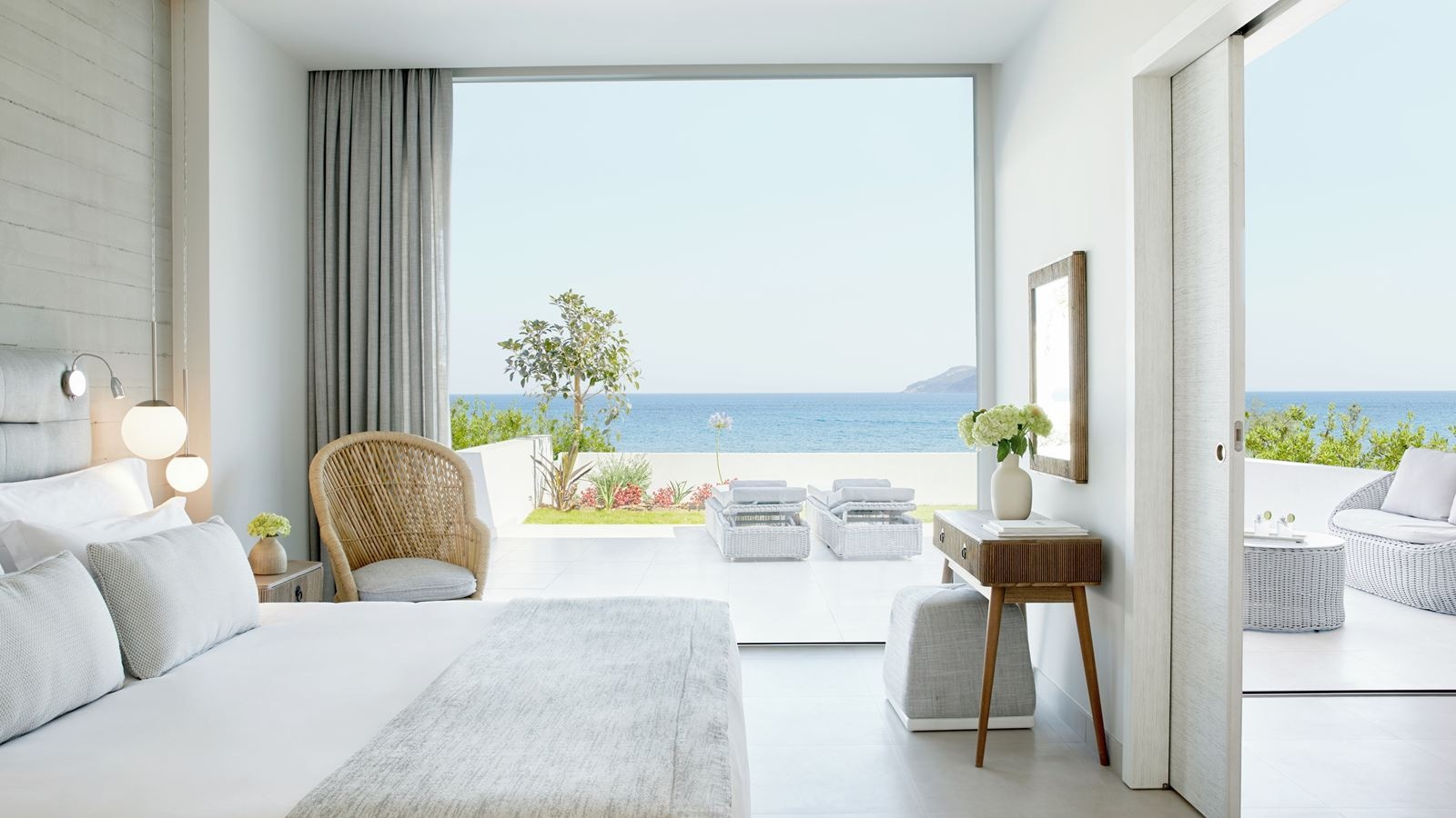 rooms-one-bedroom-suite-sea-view-with-private-garden-sea-view