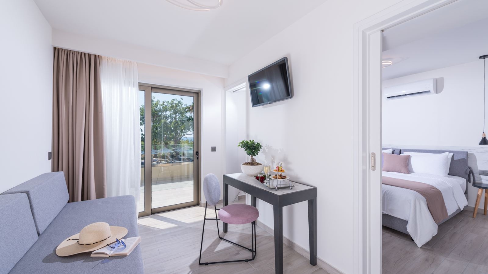 rooms-suite--land-view