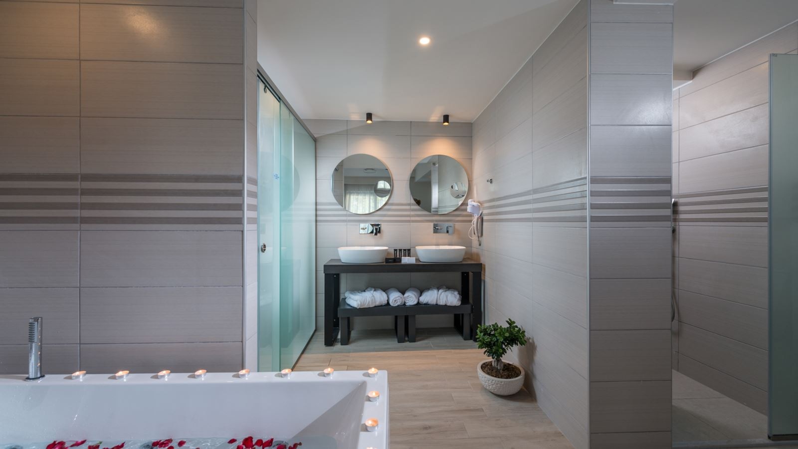 rooms-suite--land-view