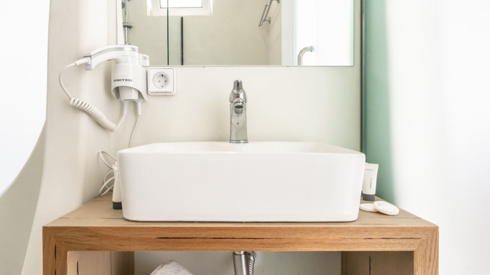 rooms-deluxe-double-room-with-balcony