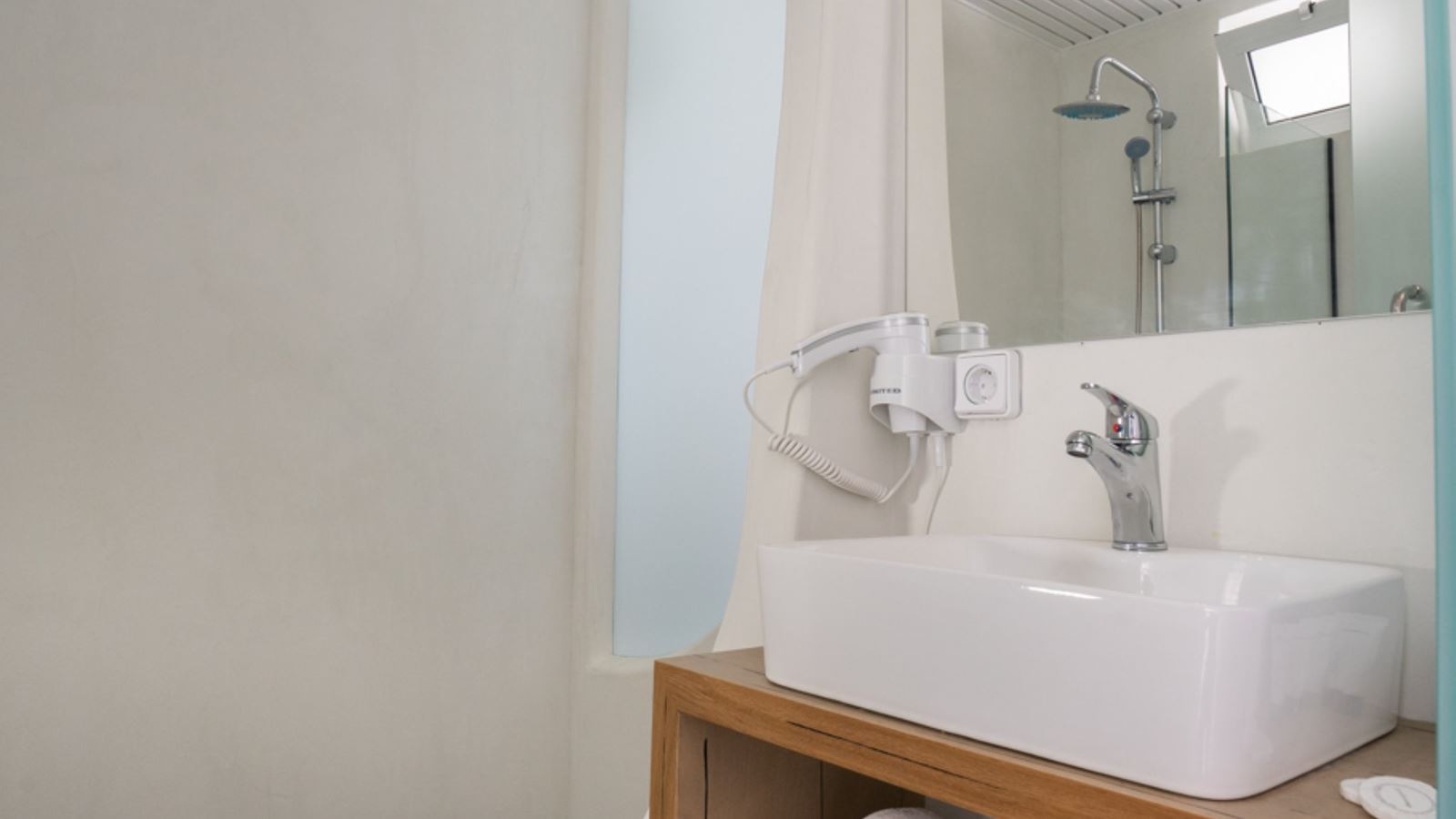 rooms-deluxe-double-room-with-balcony