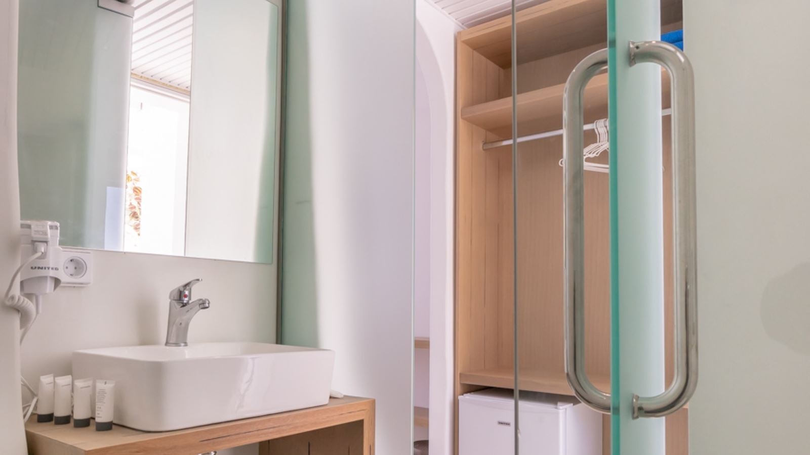 rooms-deluxe-double-room-with-balcony