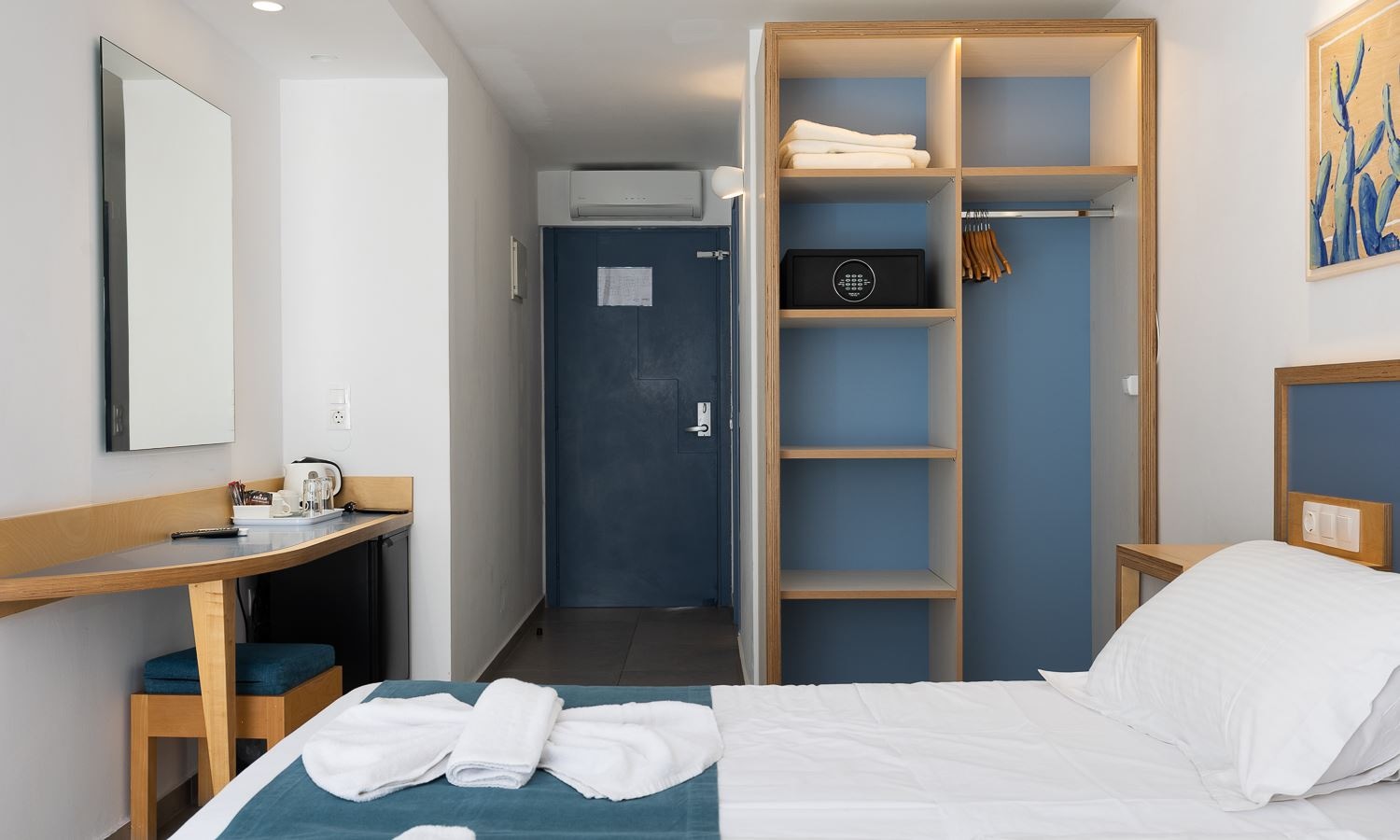 rooms-double-room-side-sea-view-balcony