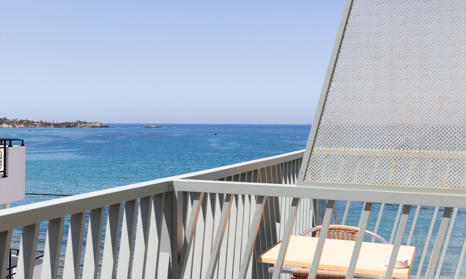 rooms-double-room-side-sea-view-balcony