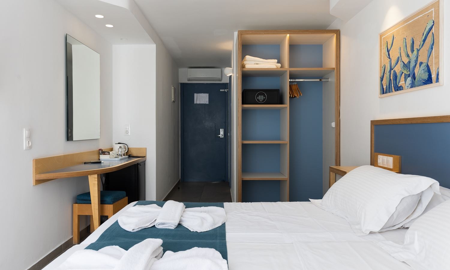 rooms-double-room-side-sea-view-balcony