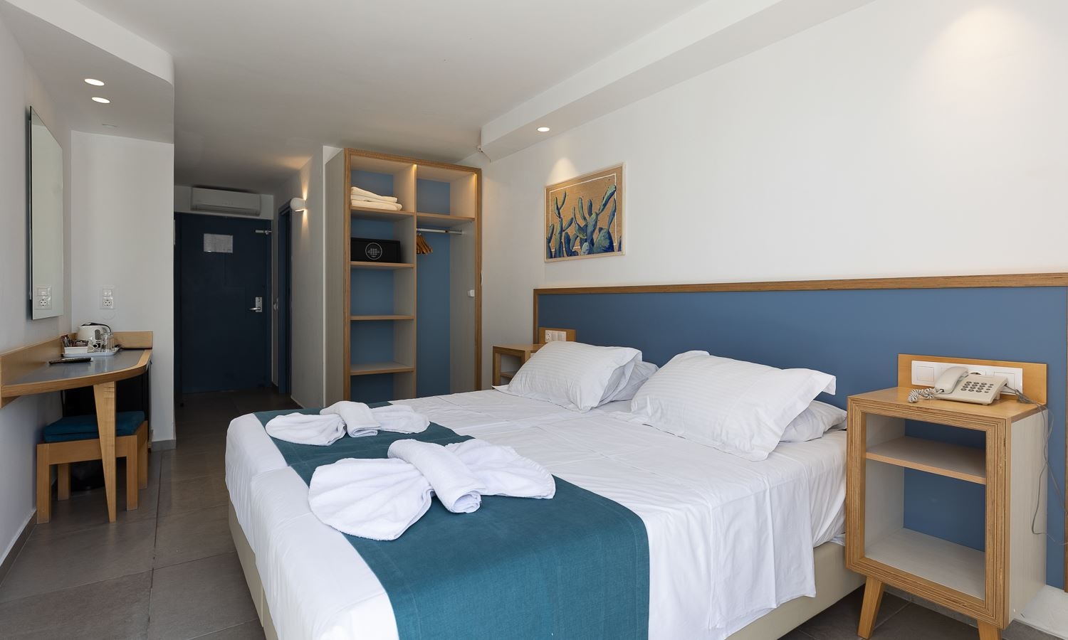 rooms-double-room-side-sea-view-balcony