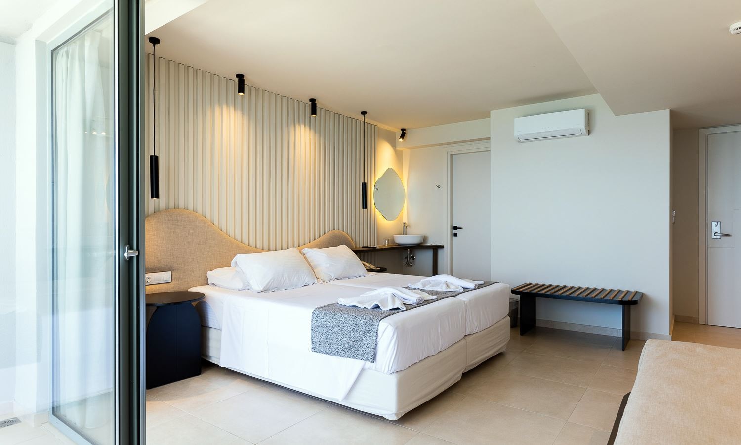 rooms-junior-suite-openplan-seaview-balcony