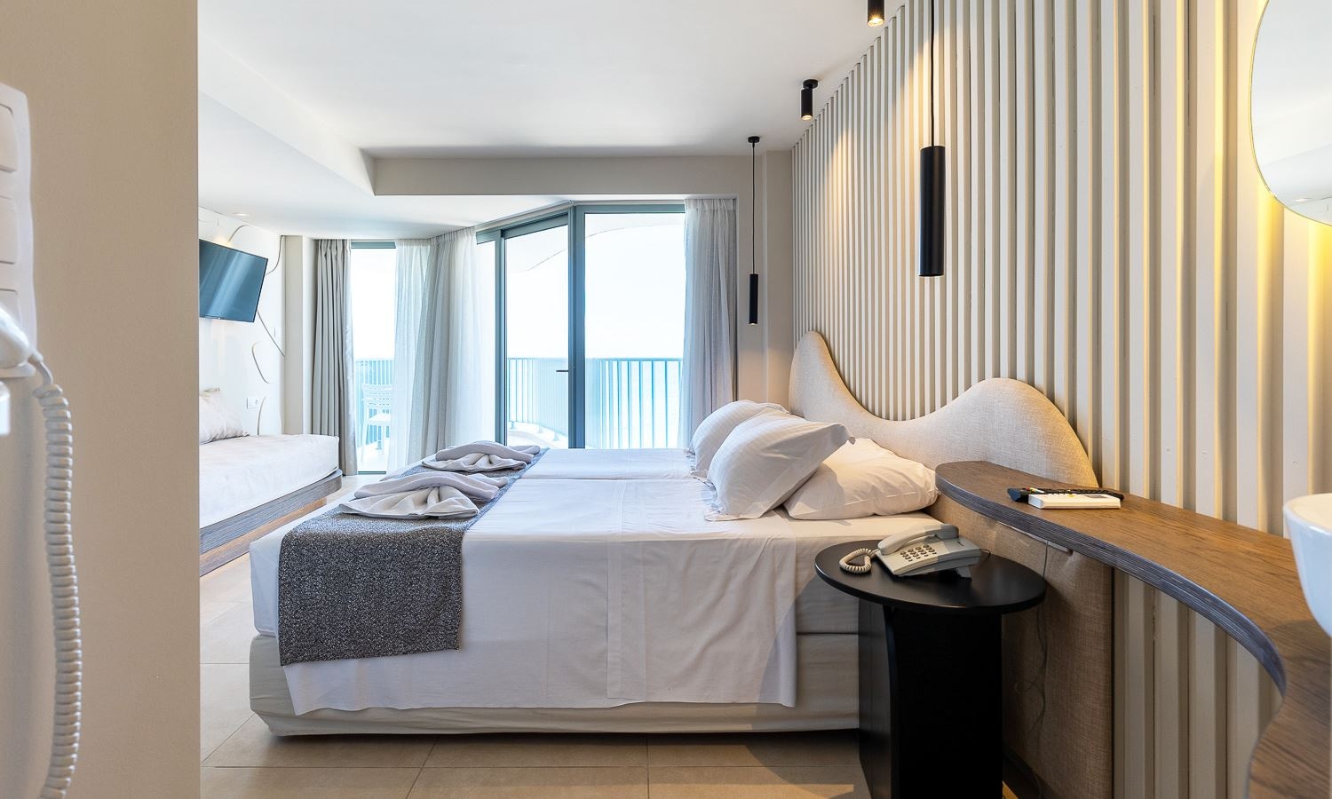 rooms-junior-suite-openplan-seaview-balcony